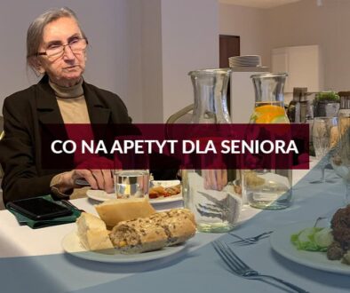 Brak apetytu u seniora - starsza osoba przy stole z posiłkiem w domu opieki